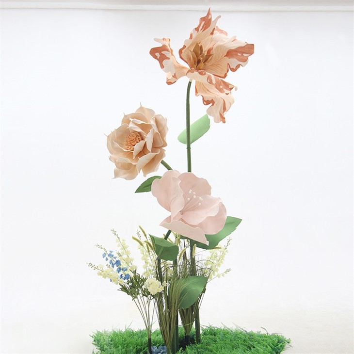 Velikanska kombinacija cvetov iz penastega papirja